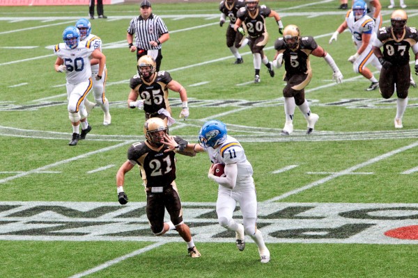 Halfback Jordan Linnen prepares to make a play 